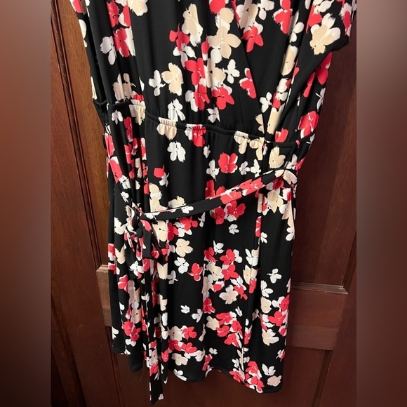 Lane Bryant NWT dress black flowers faux wrap medium length waist tie black pink - Picture 3 of 7